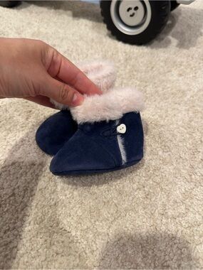 SFERRA Navy Faux-Suede Baby Booties with Light Pink Faux-Fur Cuff